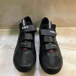 LG Black Athletic Shoes Sleek Design